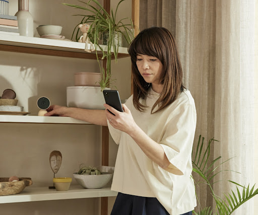 Eine Person steuert ihre Smart-Home-Geräte über ihr Pixel Smartphone.