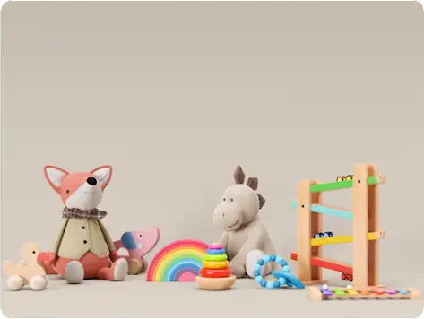 Uma variedade de brinquedos de pelúcia e de madeira mostrados lado a lado.