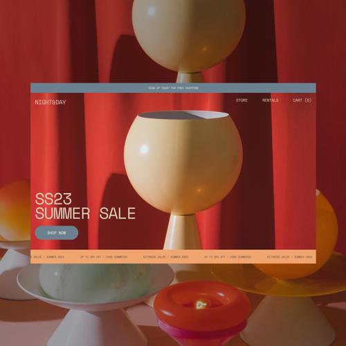 Site de eCommerce com uma luminária bege e fundo semelhante a uma cortina vermelha; contém um botão "Confira agora" e as promoções em destaque.