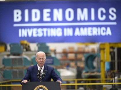 Jobs Cardona - US President Joe Biden addresses the Maui fire disaster before speaking abo