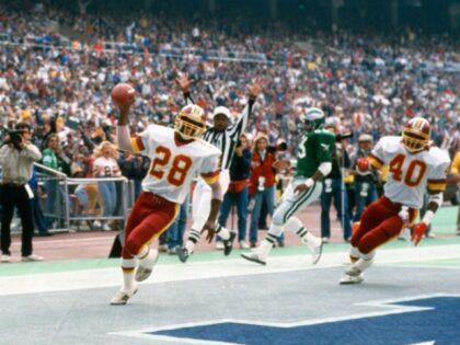 PHILADELPHIA, PA - CIRCA 1991: Darrell Green #28 of the Washington Redskins in action aga