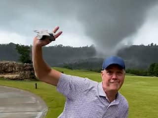 Amerikaanse golfer poseert voor plotselinge tornado