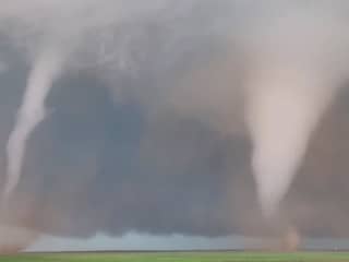 Amerikaan filmt ontstaan van dubbele tornado
