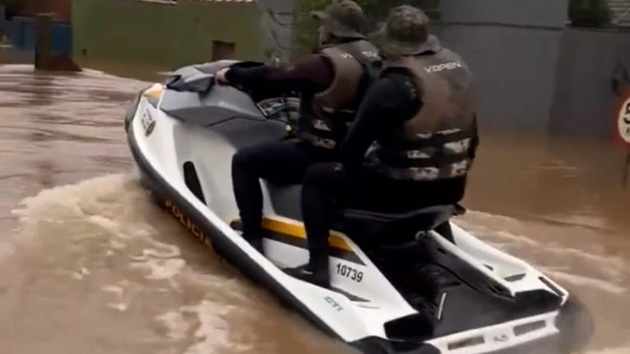 Beeld uit video: Braziliaans leger zet waterscooters in om ondergelopen huizen te bereiken