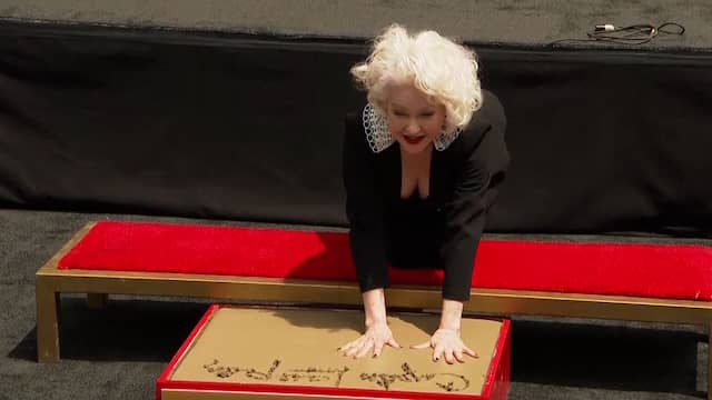 Muziekicoon Cyndi Lauper zet handafdrukken in cement in Hollywood