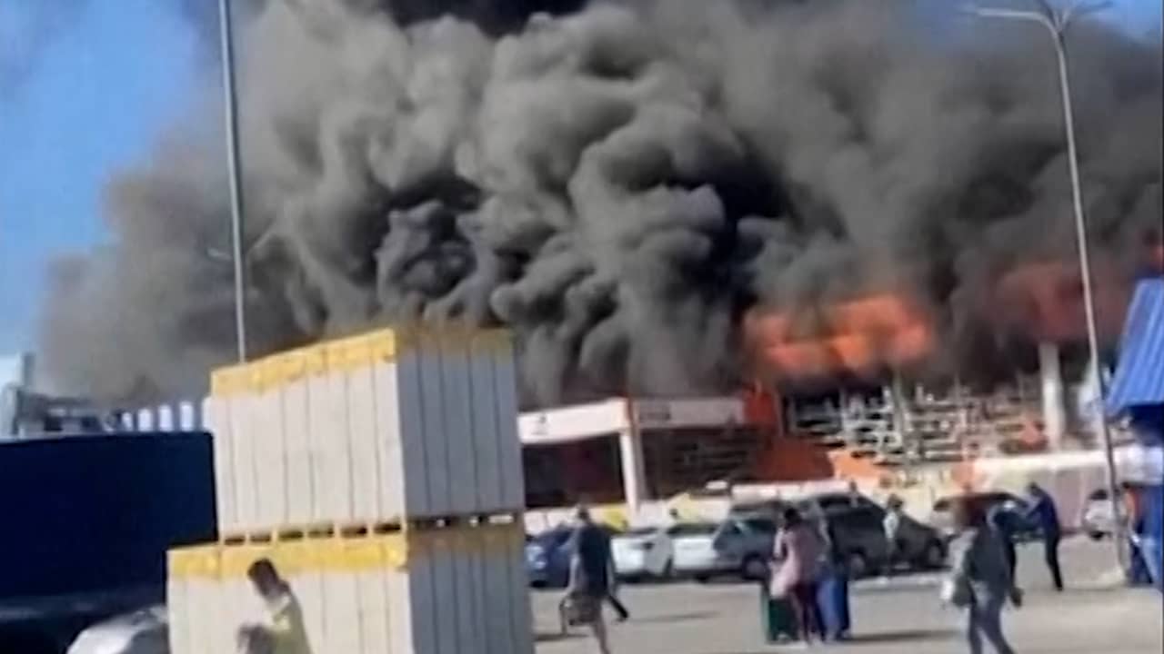 Beeld uit video: Beveiligingscamera filmt bombardement op bouwmarkt in Oekraïne