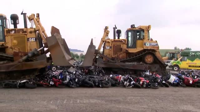 Bulldozers verwoesten berg illegale voertuigen in New York