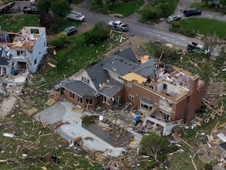 Drone filmt door tornado verwoeste huizen in VS