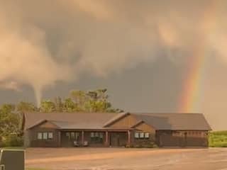 Bijzonder verschijnsel: regenboog en tornado naast elkaar