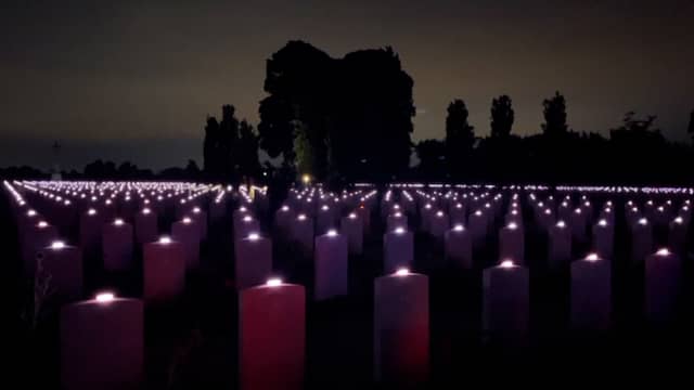 Grafstenen WOII-soldaten geven licht tijdens D-dayherdenking