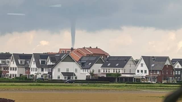 Nederlander filmt waterhoos bij Noordwijkerhout