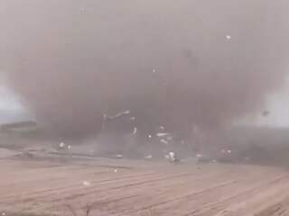 Enorme tornado raast over dorp in China