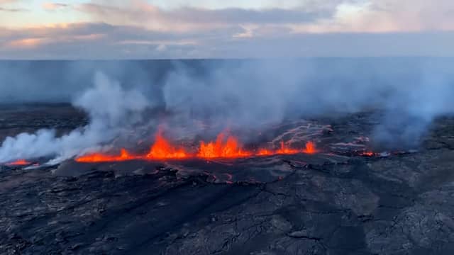 Luchtbeelden tonen lava spuwende vulkaan op Hawaï