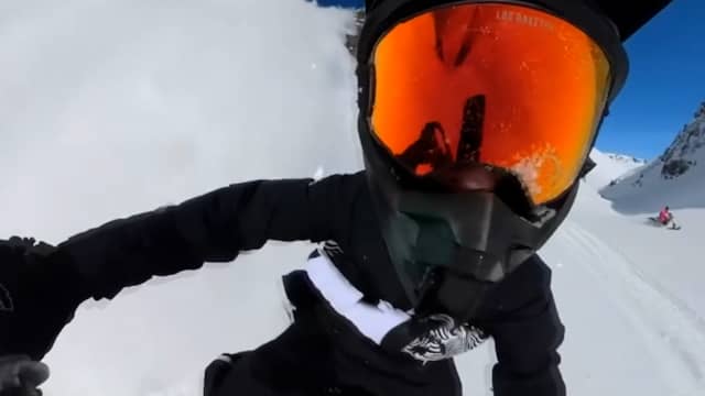 Man op sneeuwscooter ontkomt nipt aan lawine