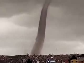 Omstanders filmen tornado in Boliviaanse stad