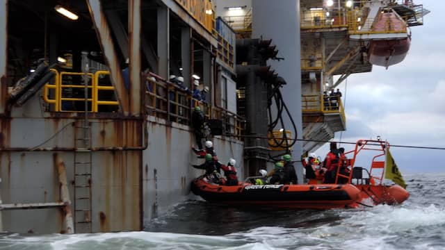 Greenpeace protesteert bij en op boorplatform in Waddenzee