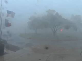 Beveiligingscamera toont hoe tornado door Texaanse stad raast
