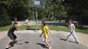 Basketball senkt Körbe und hebt Niveau