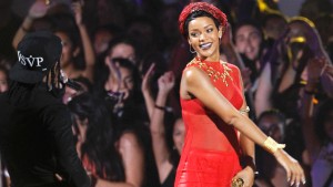 Teenieband stiehlt Rihanna die Show