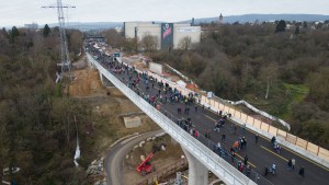 Autobahnbrücke als Fußgängerzone