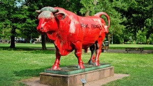 Skulptur „Schreitender Stier“ mit Farbe beschmiert