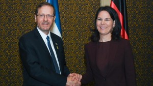 Baerbock zu Gesprächen in Israel