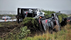 Sattelschlepper kommt von Autobahn ab und kippt um