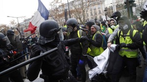 Frankreich besänftigt wütende Polizisten mit mehr Geld