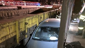 Mann fährt Auto zwischen Waggons am Hanauer Hauptbahnhof fest