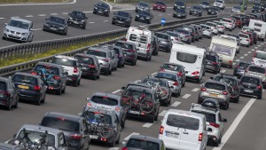 Reisebus aus Belgien fährt nach Unfall auf A3 einfach weiter