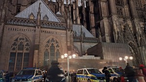 Polizei durchsucht Kölner Dom mit Spürhunden