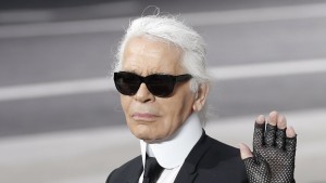 Karl Lagerfeld kommt an das Fleet