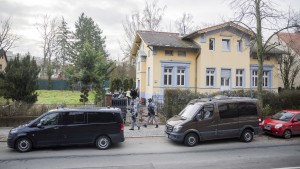 Remmos verwüsten Berliner Villa zum Abschied