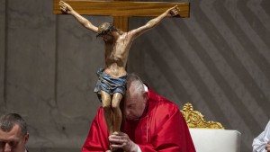 Papst sagt Teilnahme an Kreuzweg-Prozession ab
