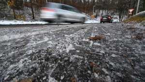 Zahlreiche Glätteunfälle – neue Warnungen vor Schneefällen