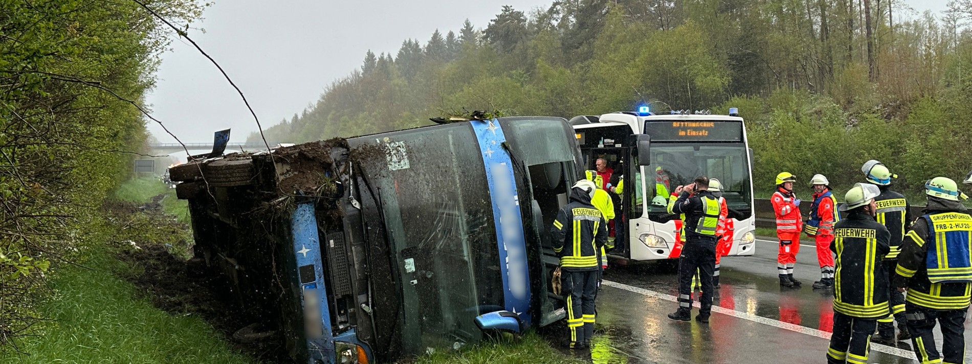 27 Schüler und Fahrer bei Reisebus-Unfall verletzt