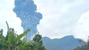 Vulkan Marapi spuckt kilometerhohe Aschewolke aus