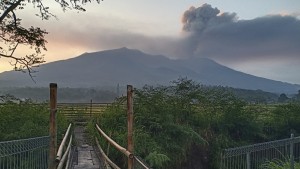 Nach Vulkanausbruch: Noch zehn Bergsteiger vermisst