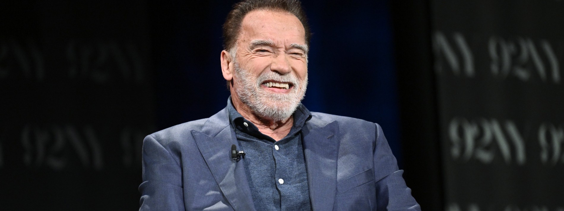 Arnold Schwarzenegger füttert die gleichen Kekse an Enkel und Hunde