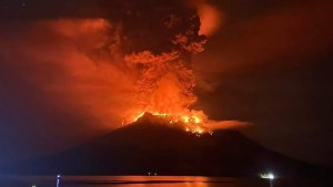 Tsunamiwarnung nach Vulkanausbrüchen in Indonesien