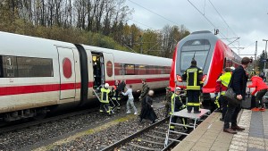 Unfall zwischen ICE und Regionalzug –  mindestens sieben Verletzte
