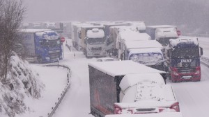 Verkehrschaos durch Winterwetter in Deutschland