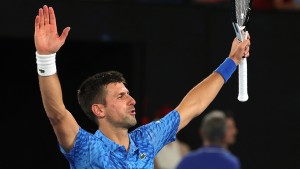 Djokovic siegt und verteidigt seinen Vater