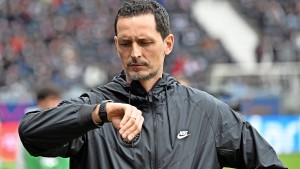 Eintracht-Trainer Toppmöller spielt auf Zeit