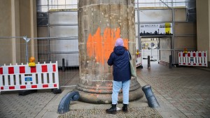 Brandenburger Tor noch nicht vollständig gereinigt – und schon wieder beschmiert