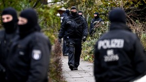Drei Mitstreiter von Reichsbürger-Gruppe festgenommen