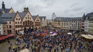 Rund 1000 Menschen demonstrieren in Frankfurt