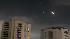 Iran greift Israel mit Raketen und Drohnen an