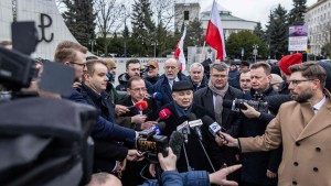 Kaczyńskis Augen über der Opposition