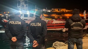 Italienische Küstenwache nimmt 211 Migranten an Bord